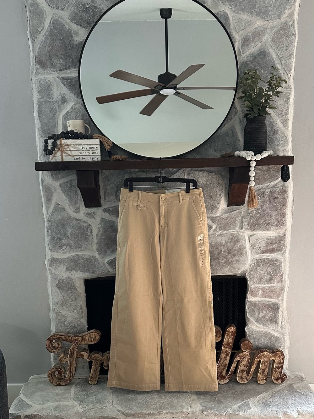 NWT! American Eagle Outfitters - Wide-Leg Khaki Pants - Size 8